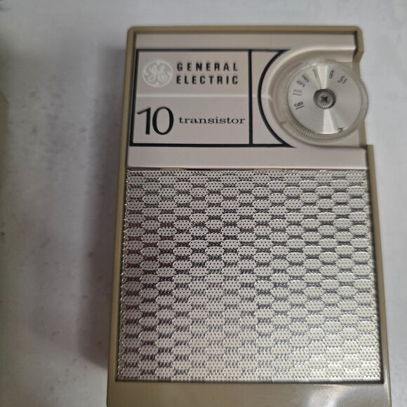 General Electric 10 Transistor Radio With Case WORKS - Picture 2 of 10